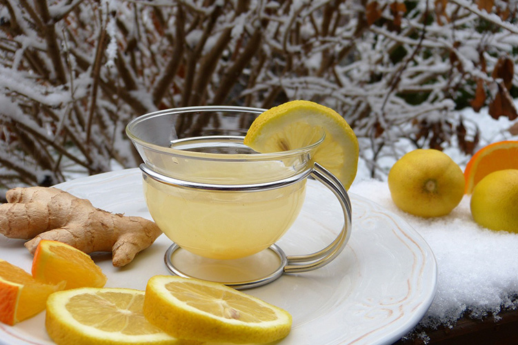 infusion de jengibre con trozos de limon alrededor